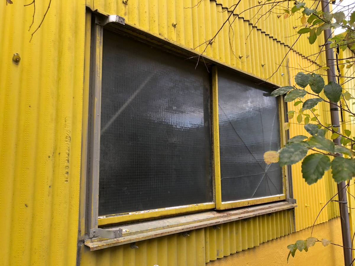 トラス軽金属販売 津島店のオフィスの引き違い窓を取り替えました！の施工前の写真1