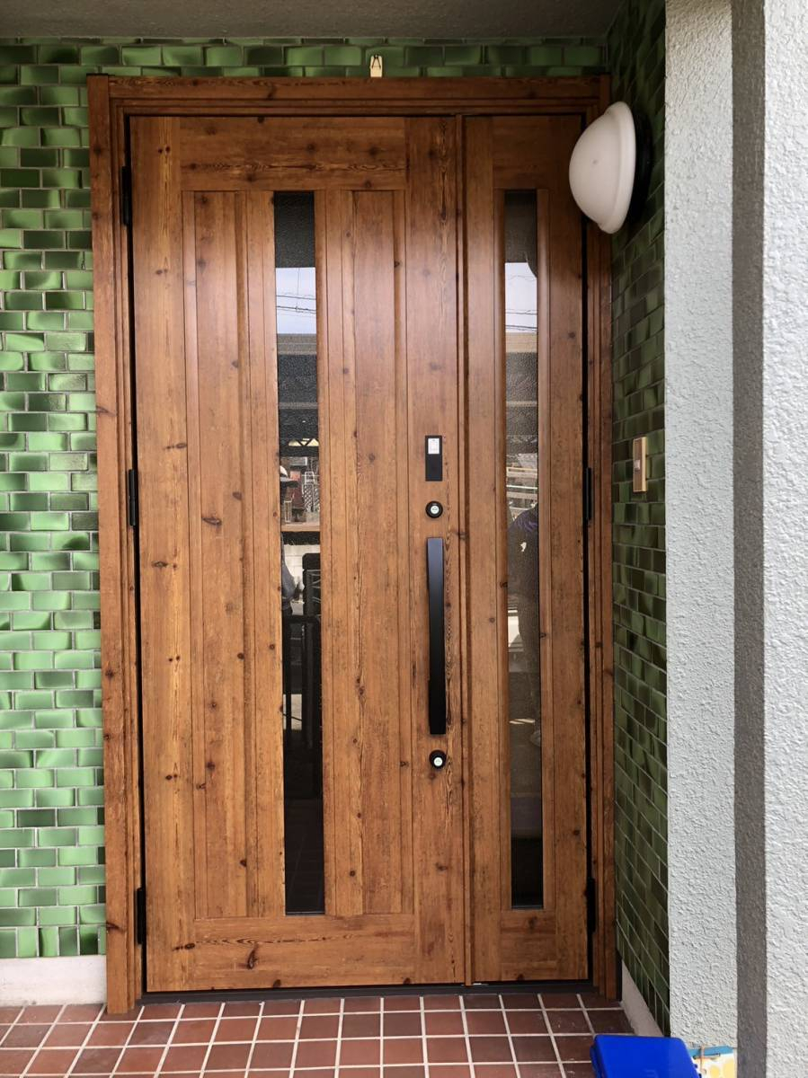 トラス軽金属販売 津島店の玄関ドアが生まれ変わりました！の施工後の写真1