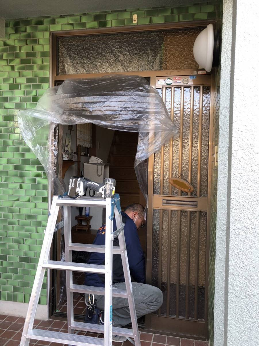 トラス軽金属販売 津島店の玄関ドアが生まれ変わりました！の施工前の写真1