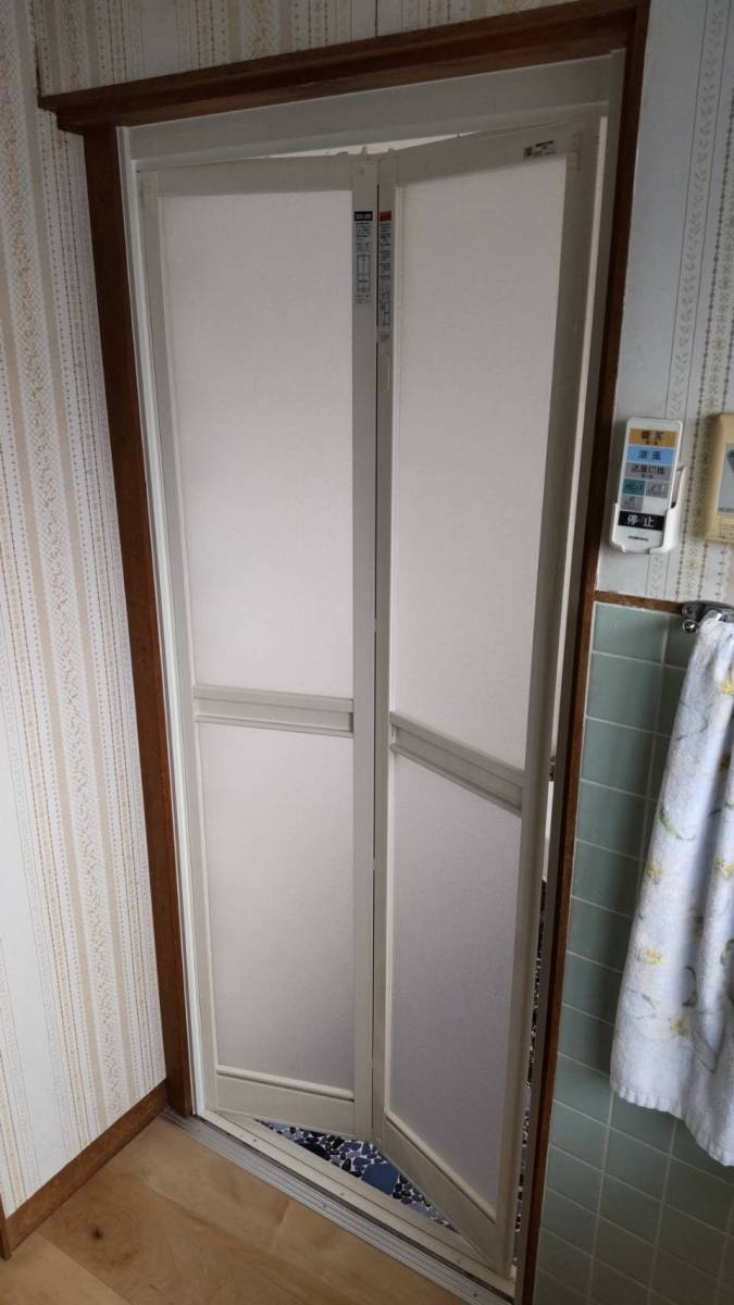 トラス軽金属販売 津島店の浴室のドアが壊れたから交換して欲しいの施工後の写真1
