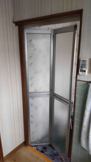 トラス軽金属販売 津島店の浴室のドアが壊れたから交換して欲しい施工事例写真1