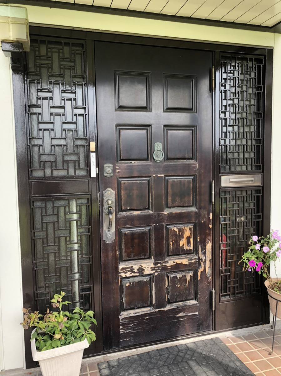 トラス軽金属販売 津島店の木造の玄関が劣化しているので交換したいの施工前の写真1