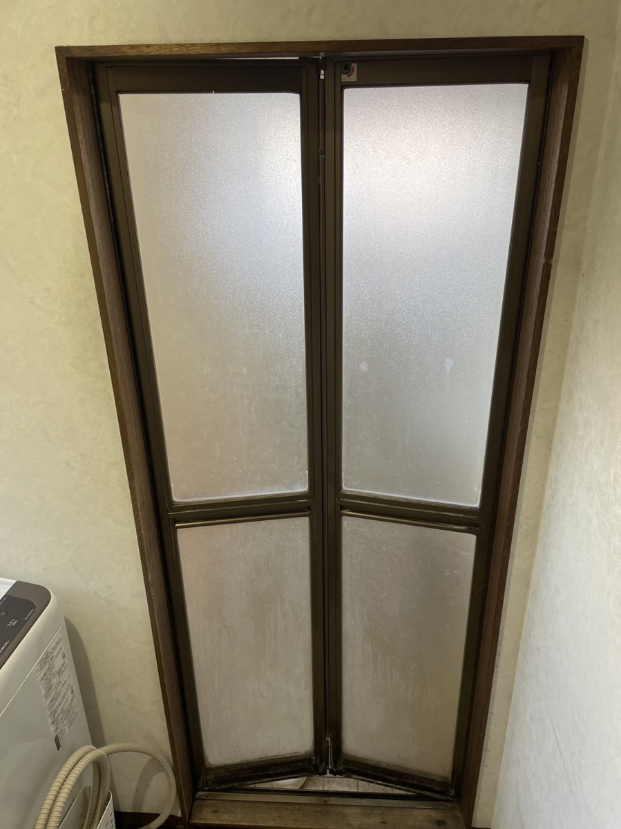 トラス軽金属販売 津島店の壊れてしまった浴室ドアを交換して暖かい浴室に🛀🫧の施工前の写真1