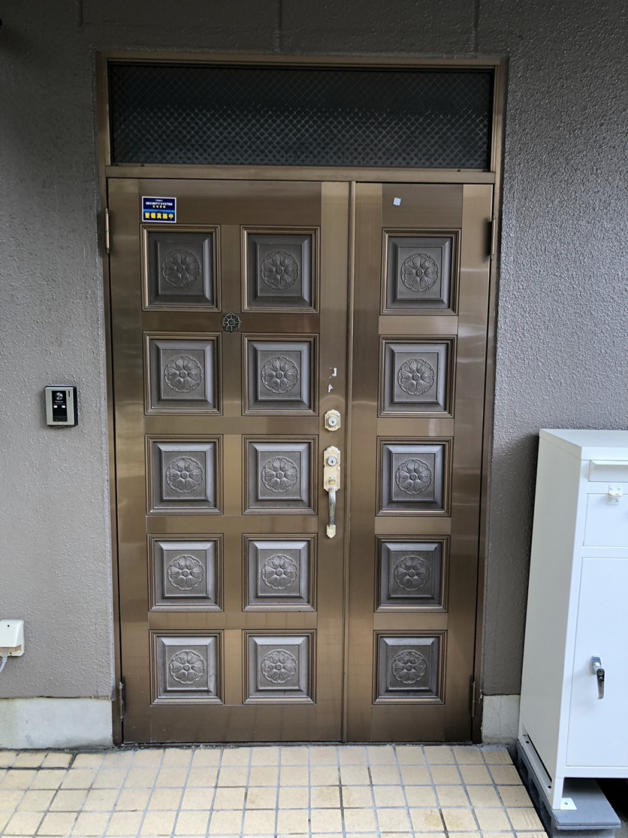 トラス軽金属販売 津島店の古くなったドアをリフォームで防犯&快適に✨の施工前の写真1