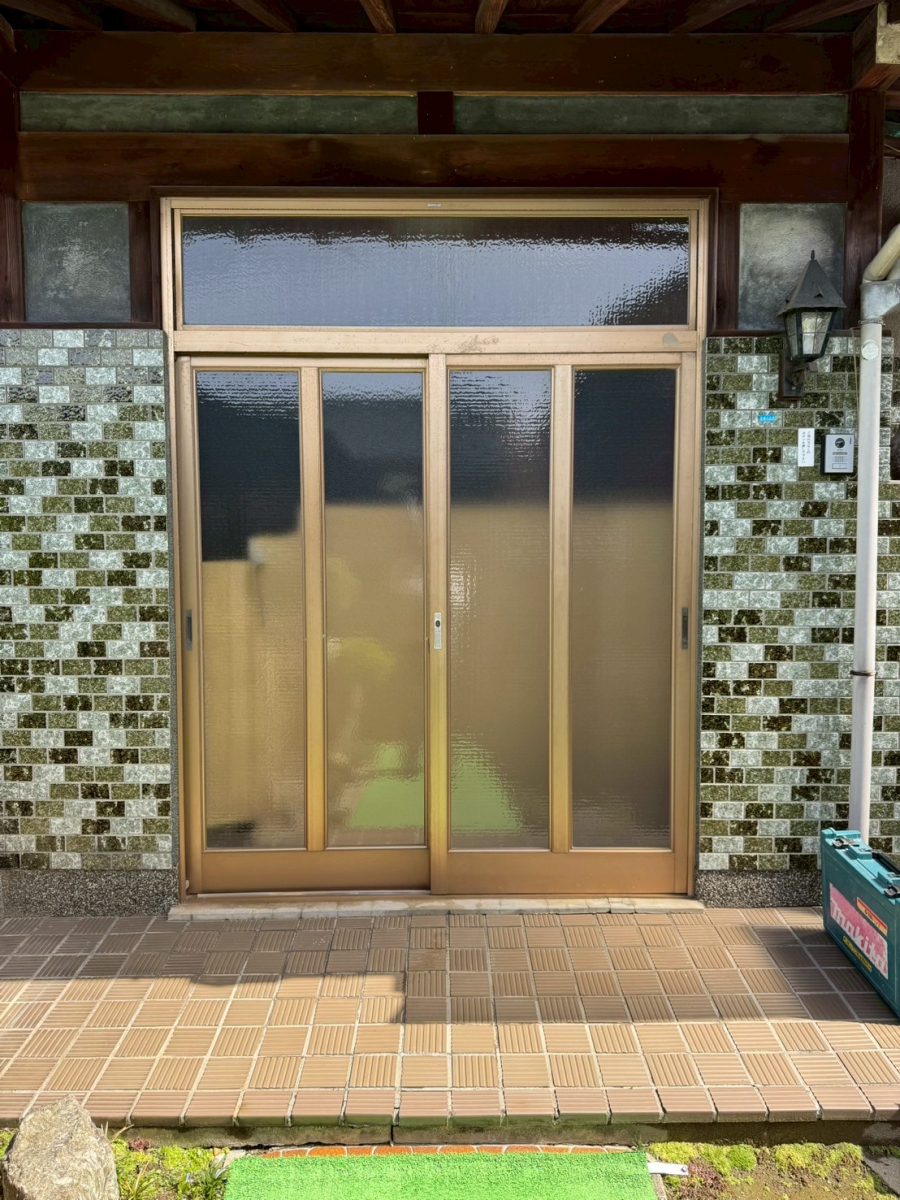 トラス軽金属販売 津島店のカバー工法で玄関引戸リフォーム🛠️の施工前の写真1