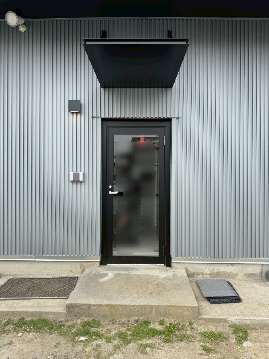 トラス軽金属販売 津島店の【自社製】庇取付の施工後の写真1