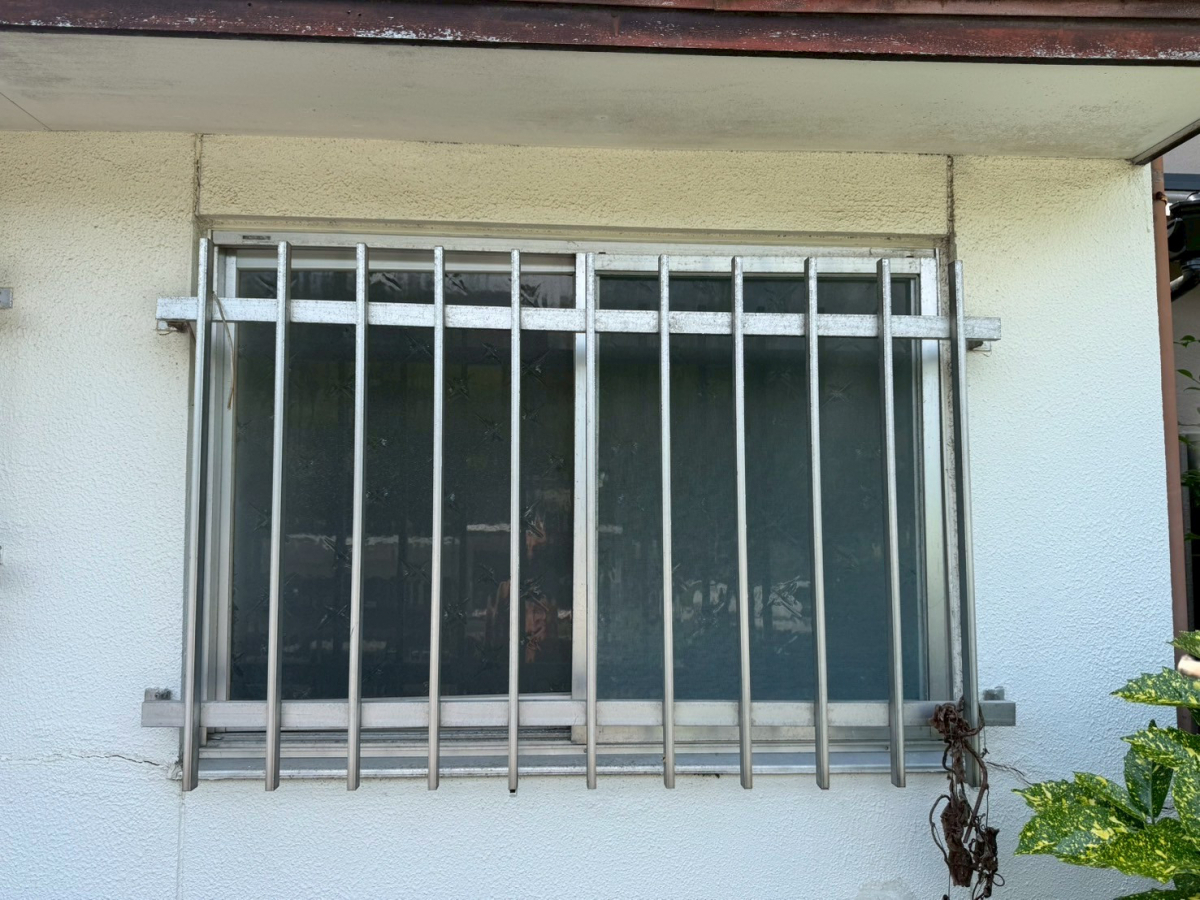 トラス軽金属販売 津島店の外窓交換で窓のサイズを小さくしましたの施工前の写真1