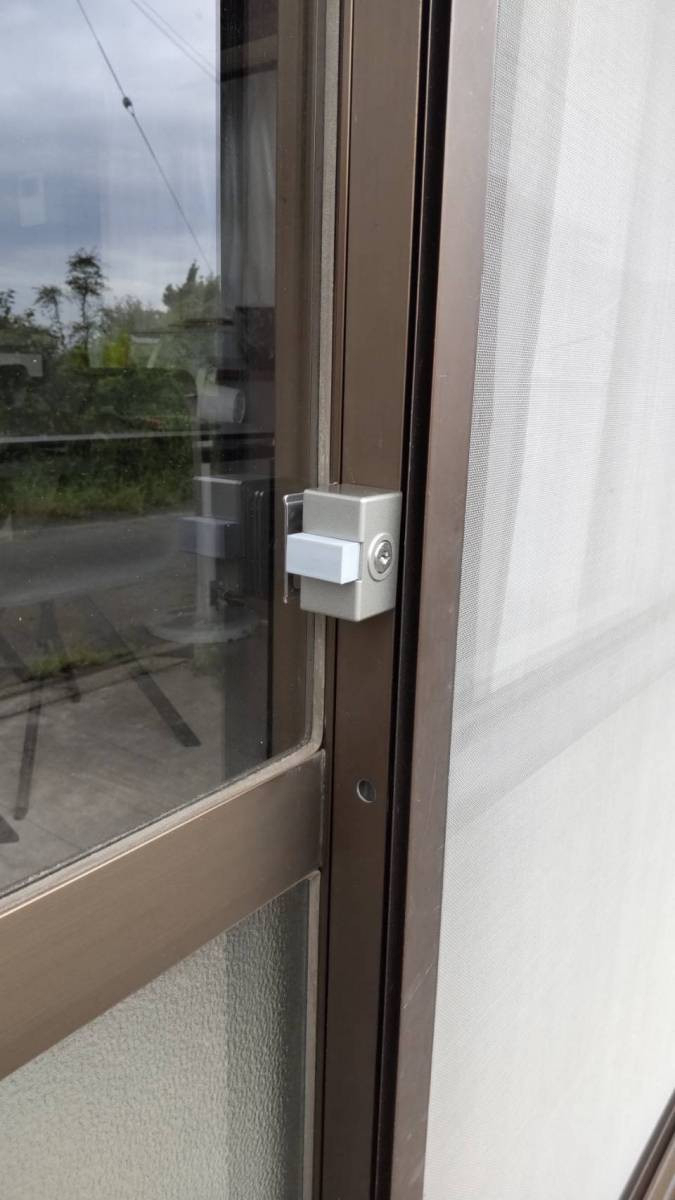 トラス軽金属販売 津島店のリビングの掃出し窓からよく出入りをするため外側から鍵を閉めれるようにしたいの施工後の写真1