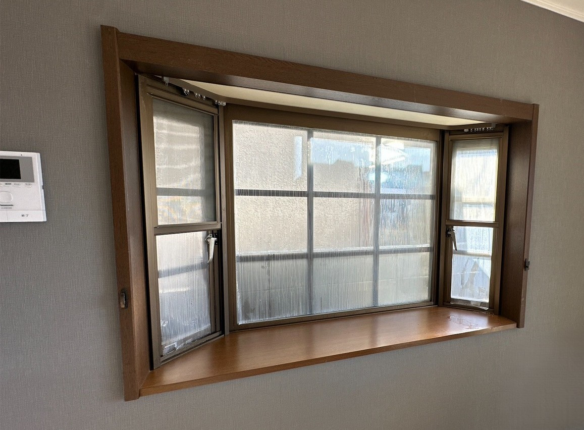 トラス軽金属販売 津島店の【補助金対象】出窓には内窓を!リフォームを補助金でお得にする方法の施工前の写真1