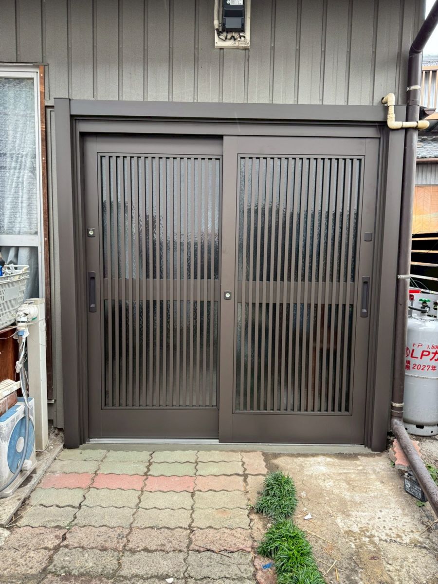 トラス軽金属販売 津島店の【津島市】LIXIL リシェント引戸 S51型で玄関を一新！の施工後の写真1