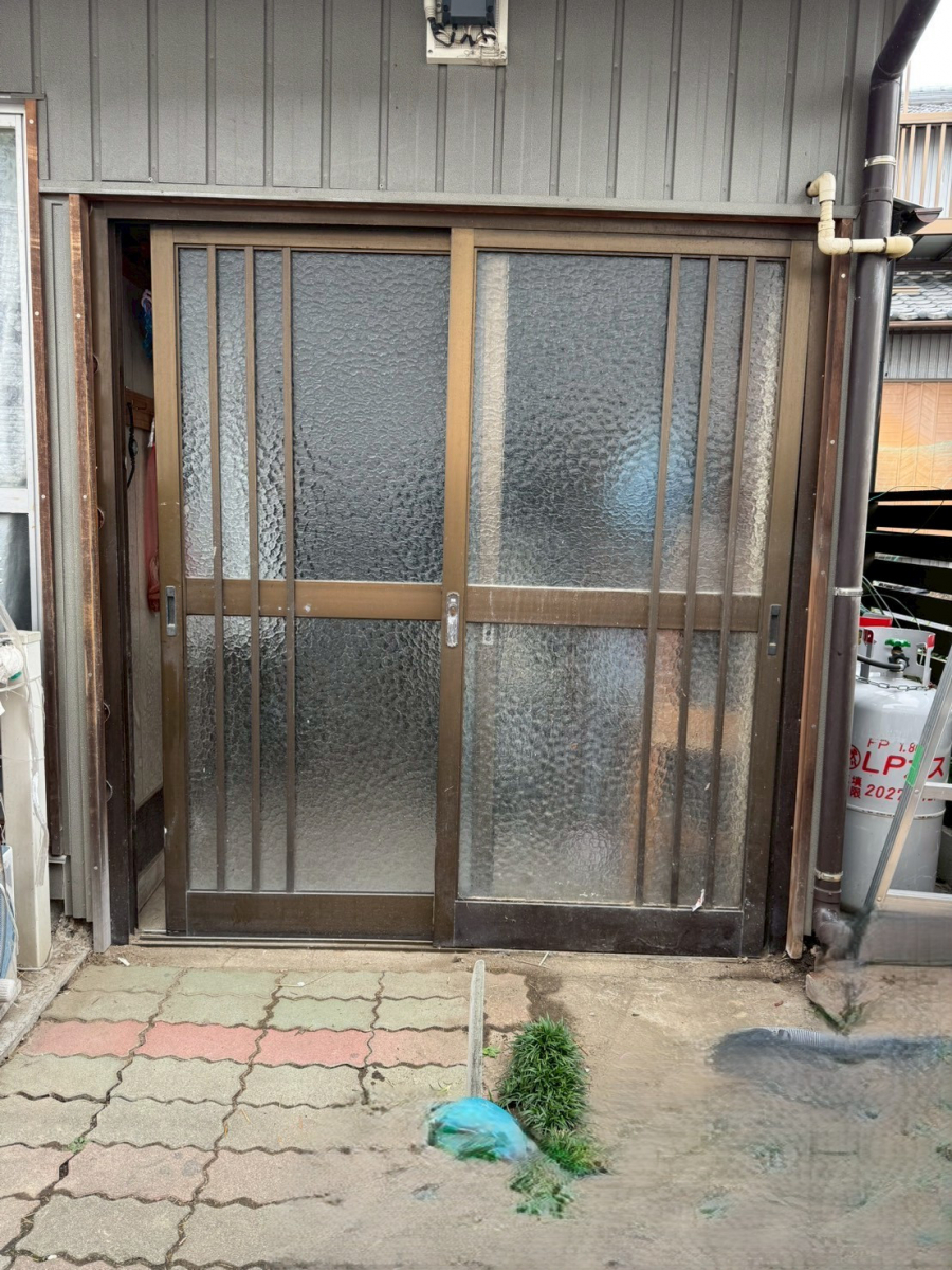 トラス軽金属販売 津島店の【津島市】LIXIL リシェント引戸 S51型で玄関を一新！の施工前の写真1