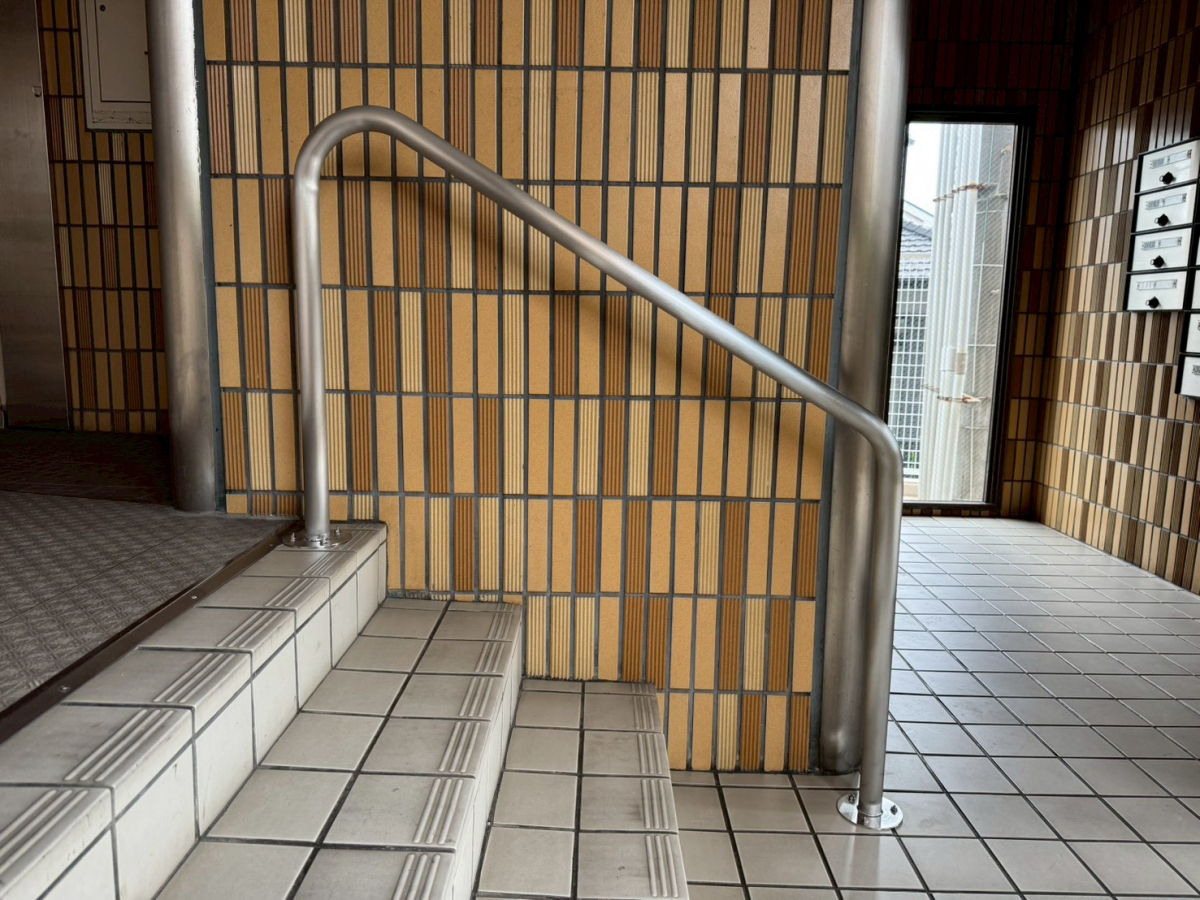 トラス軽金属販売 津島店の集合住宅の階段に特注手すりを設置しました🙌の施工後の写真1
