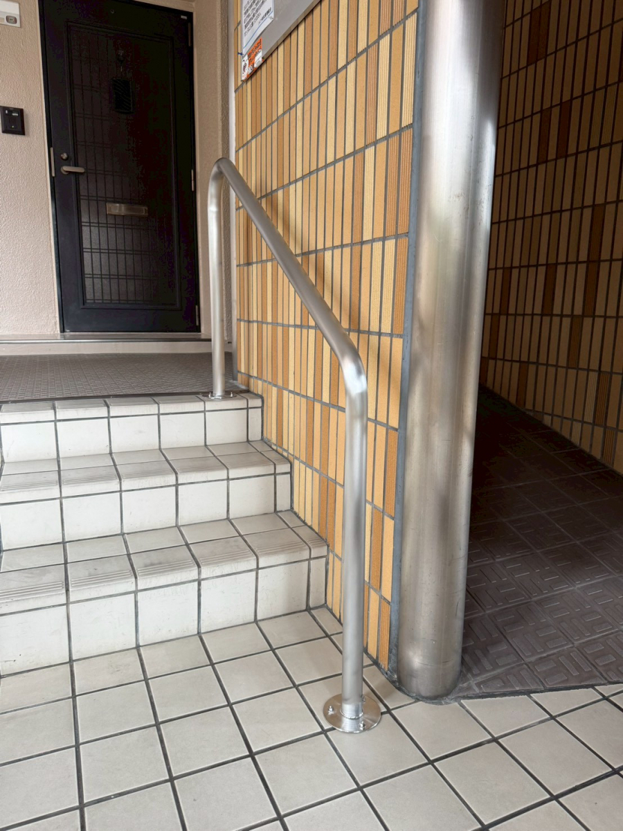 トラス軽金属販売 津島店の集合住宅の階段に特注手すりを設置しました🙌の施工後の写真2