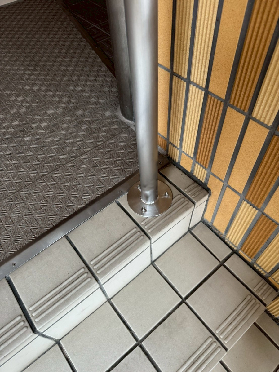 トラス軽金属販売 津島店の集合住宅の階段に特注手すりを設置しました🙌の施工後の写真3