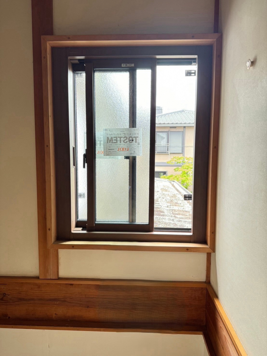 トラス軽金属販売 津島店の【あま市】ルーバー窓から引違窓へ交換　断熱・防犯・使いやすさが大幅アップ⤴️の施工後の写真1