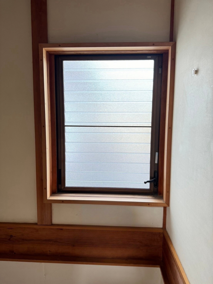 トラス軽金属販売 津島店の【あま市】ルーバー窓から引違窓へ交換　断熱・防犯・使いやすさが大幅アップ⤴️の施工前の写真1