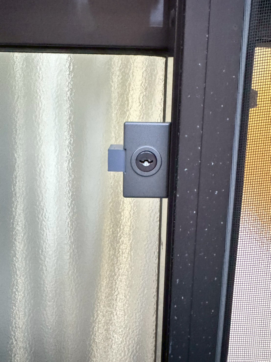 トラス軽金属販売 津島店の掃出し窓に外締り錠を後付け｜出入りが楽になり防犯性も向上🙋‍♀️の施工後の写真1