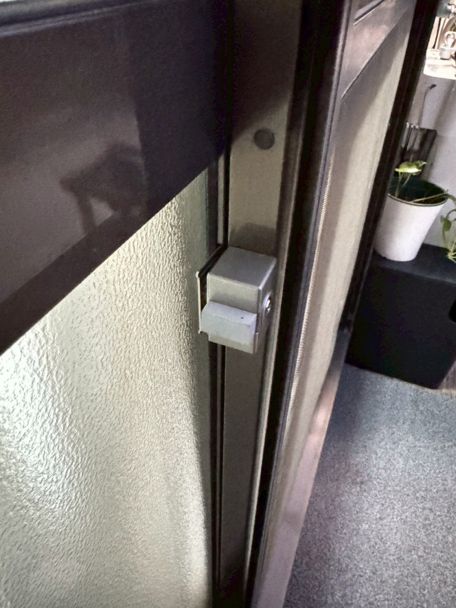 トラス軽金属販売 津島店の掃出し窓に外締り錠を後付け｜出入りが楽になり防犯性も向上🙋‍♀️の施工後の写真3