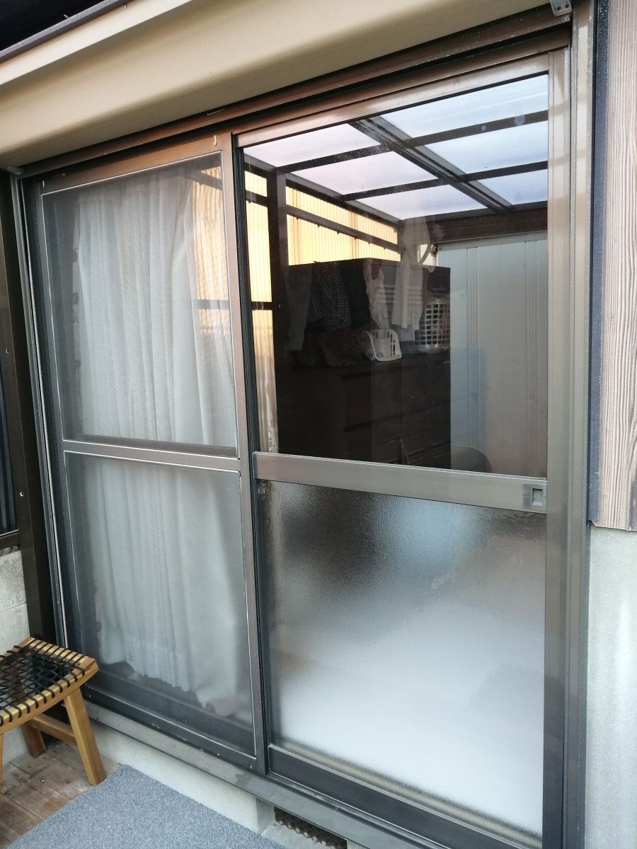 トラス軽金属販売 津島店の掃出し窓に外締り錠を後付け｜出入りが楽になり防犯性も向上🙋‍♀️の施工前の写真1