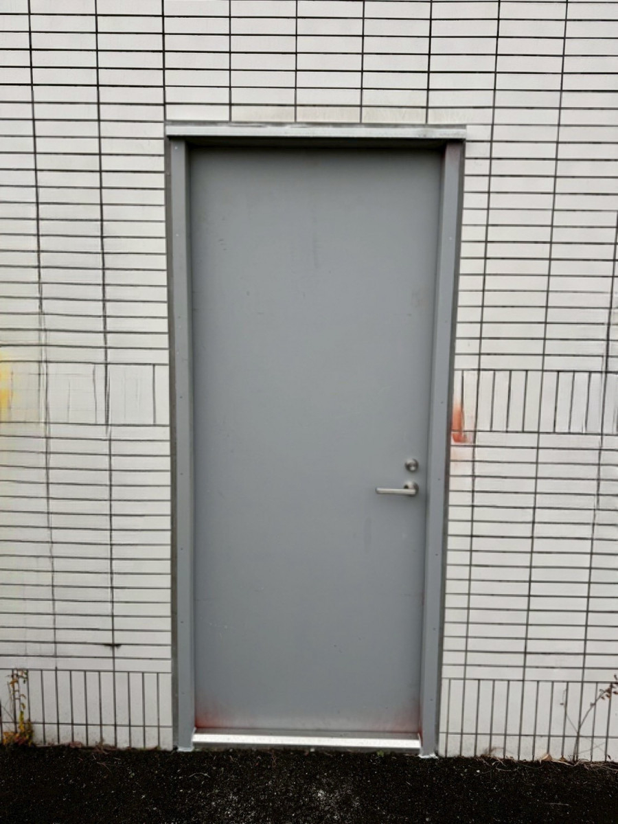 トラス軽金属販売 津島店のバール被害のスチールドアをカバー工法で交換｜防犯性を大幅に向上⤴️の施工後の写真1