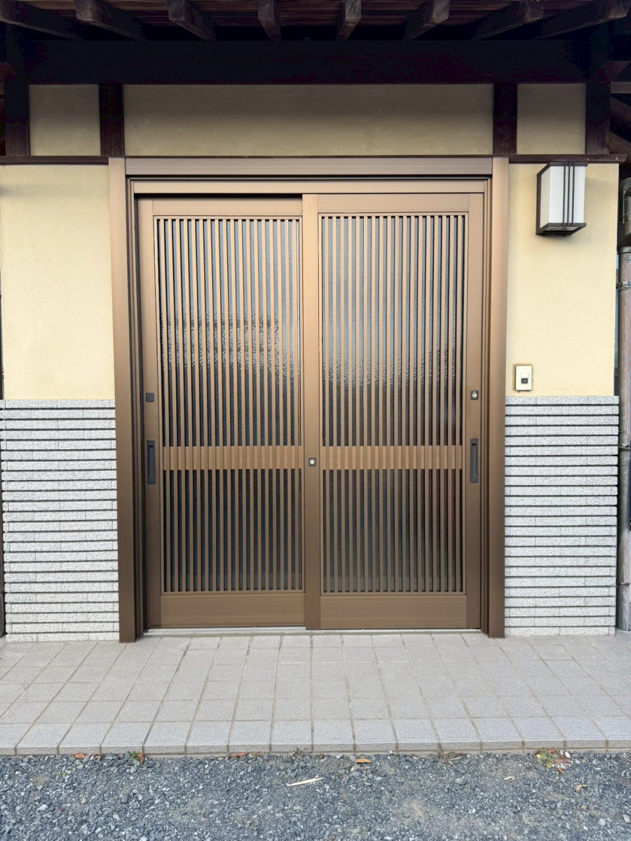 トラス軽金属販売 津島店の玄関引戸を1日でリフォーム｜リシェントで防犯性と高級感を両立｜愛西市の施工後の写真1