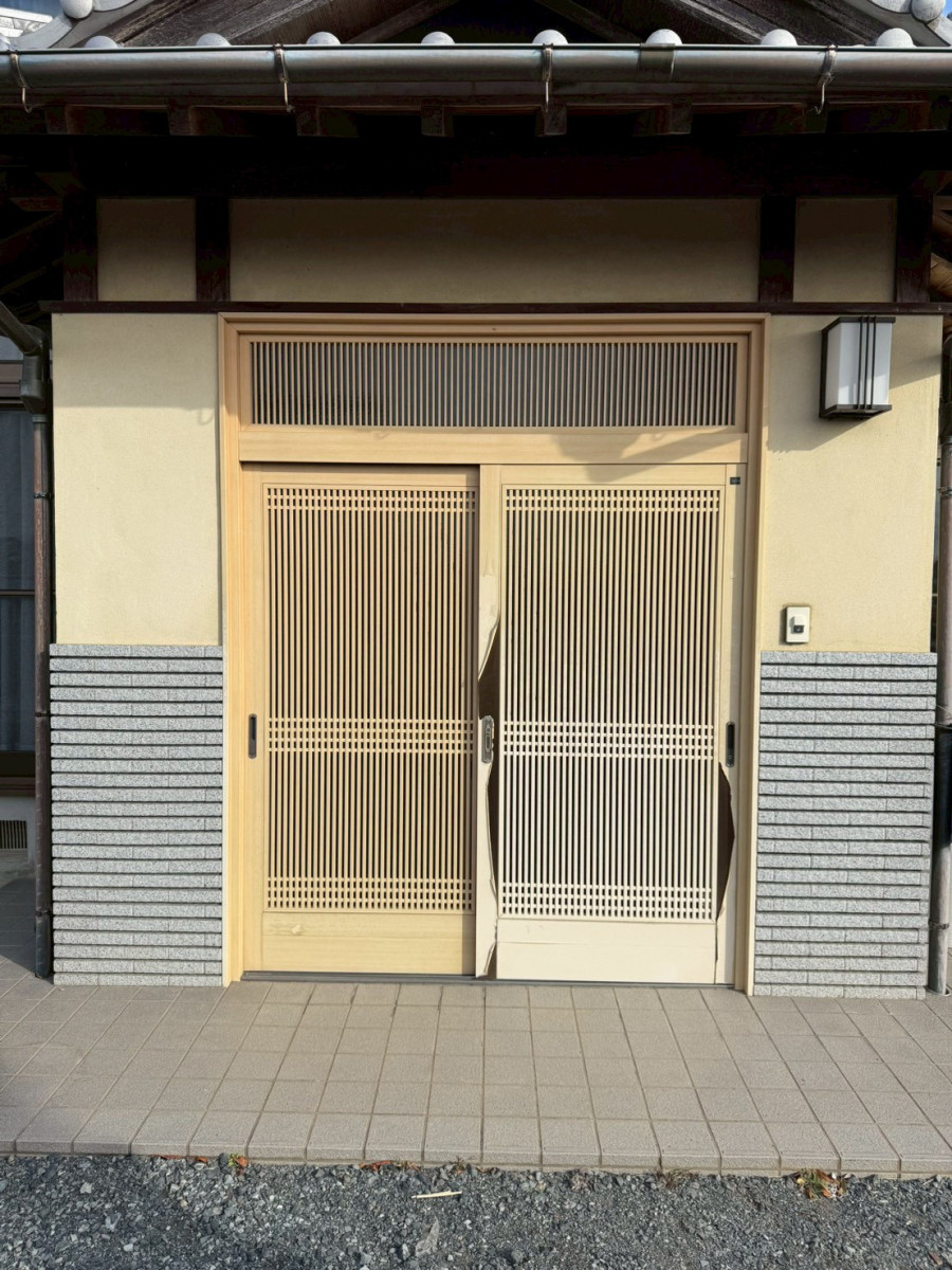 トラス軽金属販売 津島店の玄関引戸を1日でリフォーム｜リシェントで防犯性と高級感を両立｜愛西市の施工前の写真1