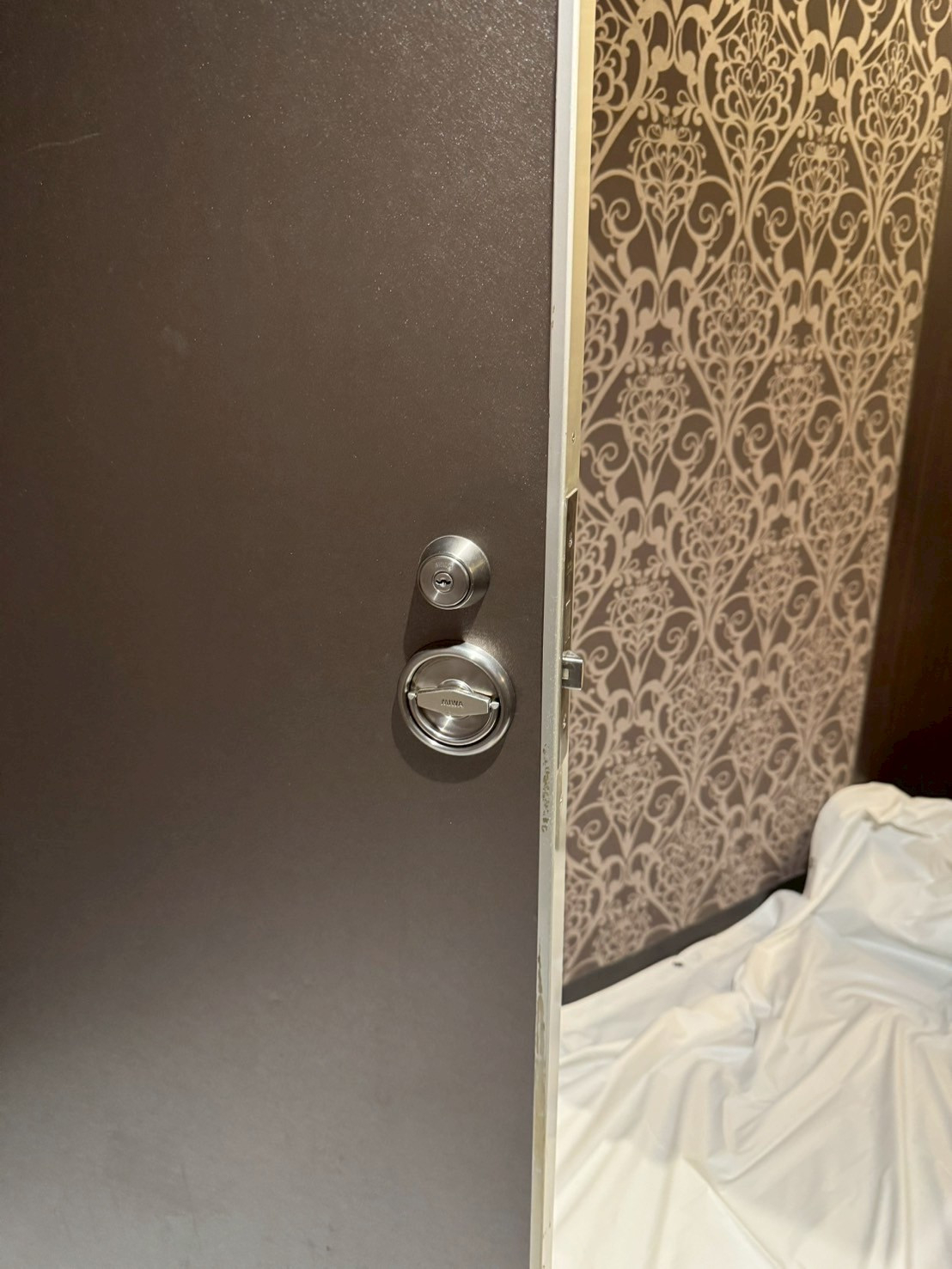 トラス軽金属販売 津島店のスチールドアの錠交換の施工前の写真1