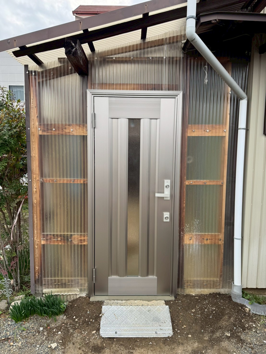 トラス軽金属販売 津島店の古くなった出入口ドアを交換｜LIXILクリエラRでスッキリきれいにリフォーム✨の施工後の写真1