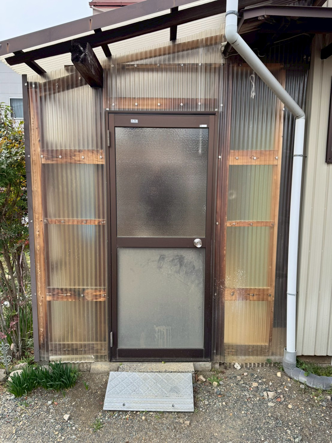 トラス軽金属販売 津島店の古くなった出入口ドアを交換｜LIXILクリエラRでスッキリきれいにリフォーム✨の施工前の写真1