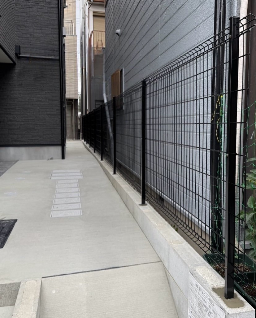 トラス軽金属販売 津島店の【名古屋市】新築アパート外構にフェンス設置｜安全性と開放感を両立した外構工事の施工後の写真1