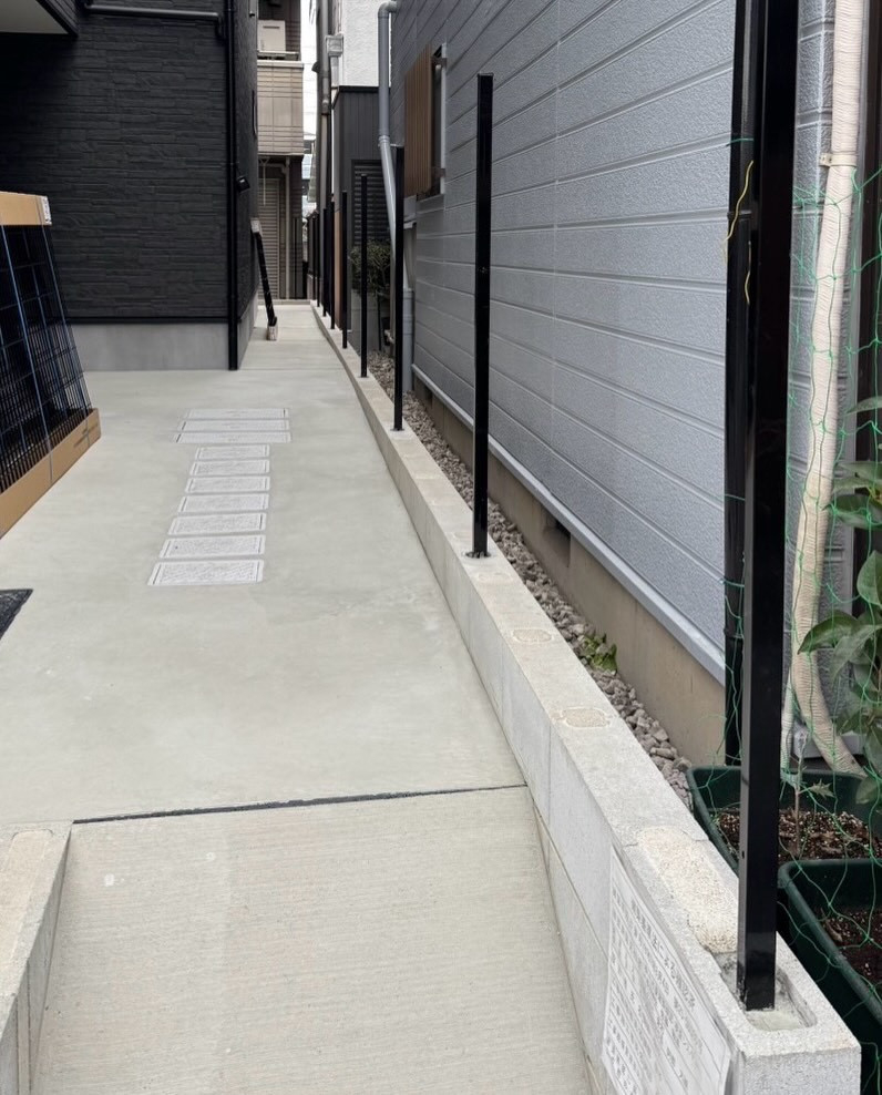 トラス軽金属販売 津島店の【名古屋市】新築アパート外構にフェンス設置｜安全性と開放感を両立した外構工事の施工前の写真1