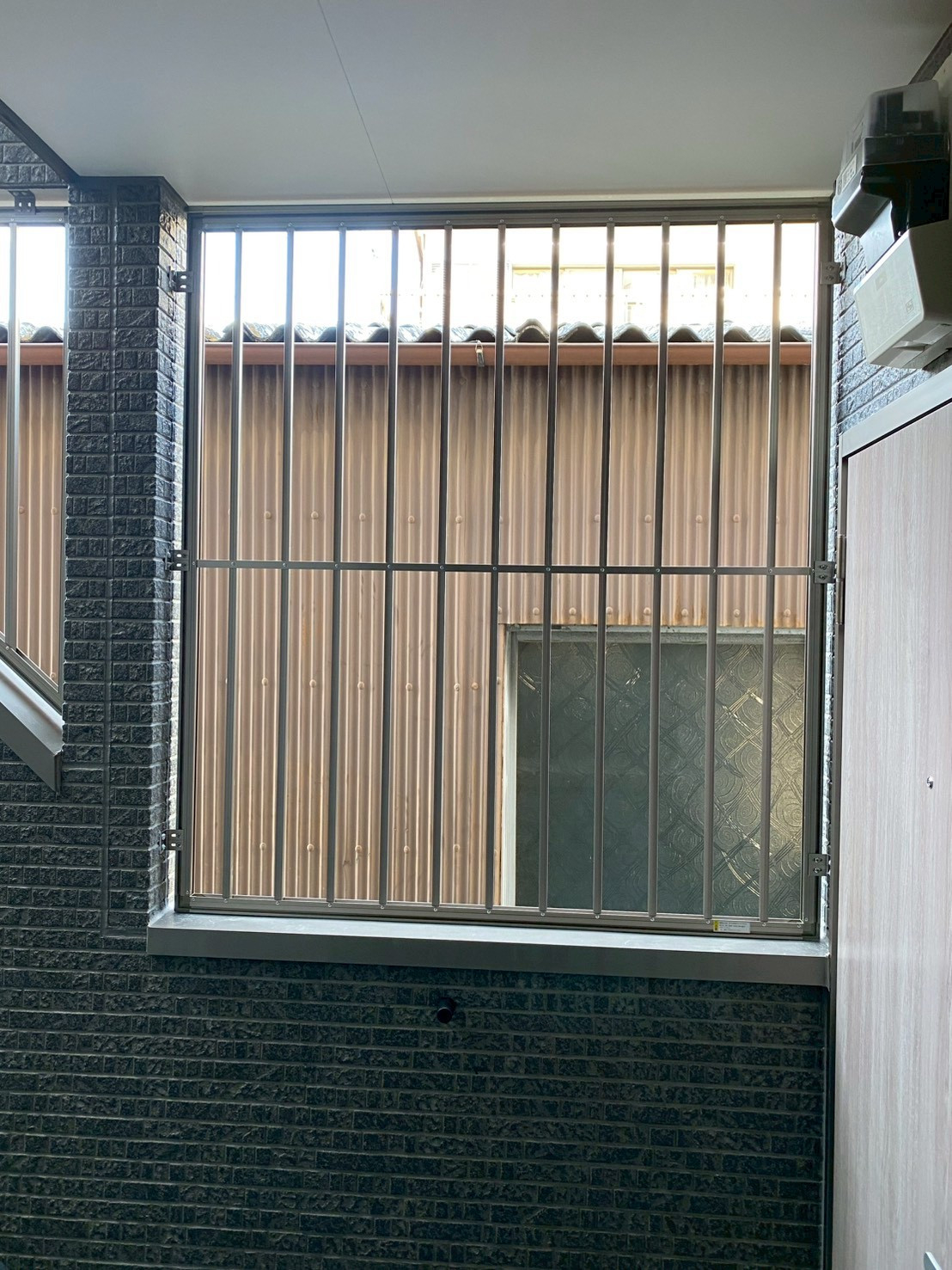 トラス軽金属販売 津島店の【名古屋市】特殊形状の開口にも対応！オーダー面格子で防犯性を向上｜ 新築アパート施工事例の施工後の写真1