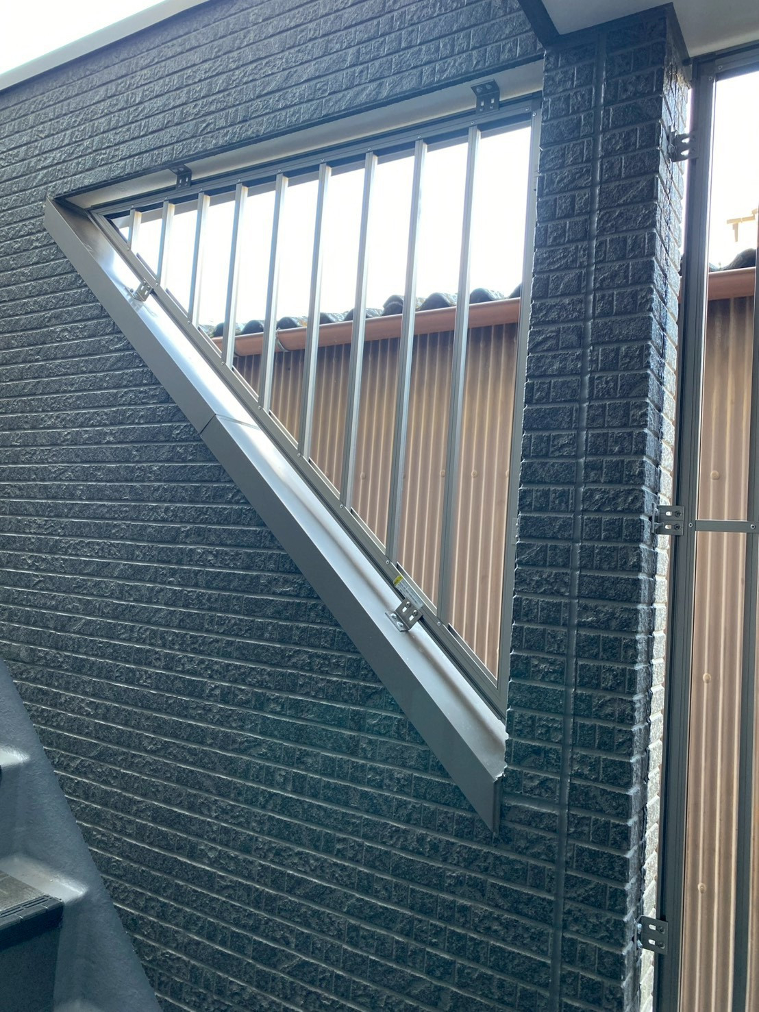 トラス軽金属販売 津島店の【名古屋市】特殊形状の開口にも対応！オーダー面格子で防犯性を向上｜ 新築アパート施工事例の施工後の写真2