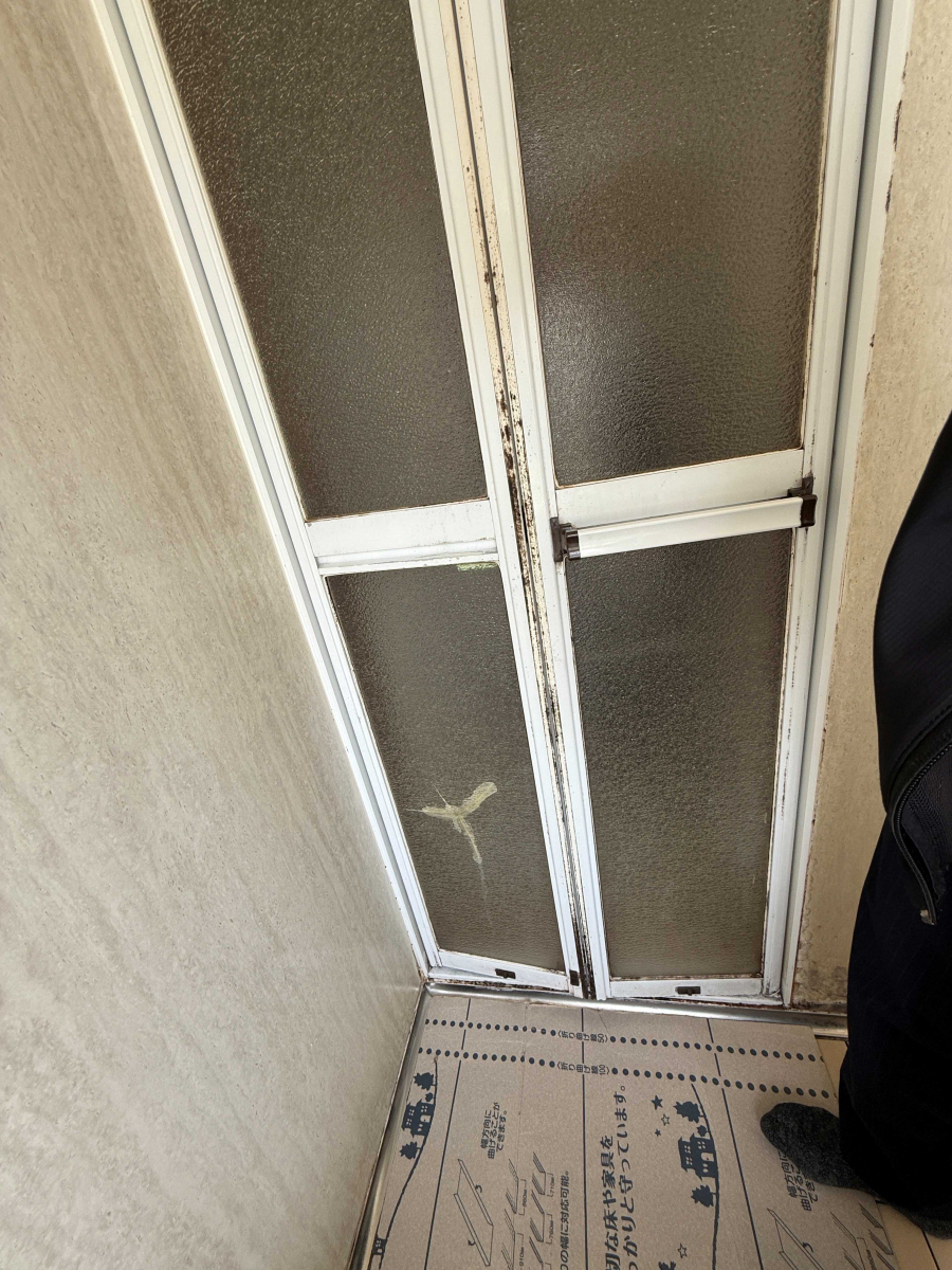 まどはちのカバー工法による浴室ドアの交換の施工前の写真1
