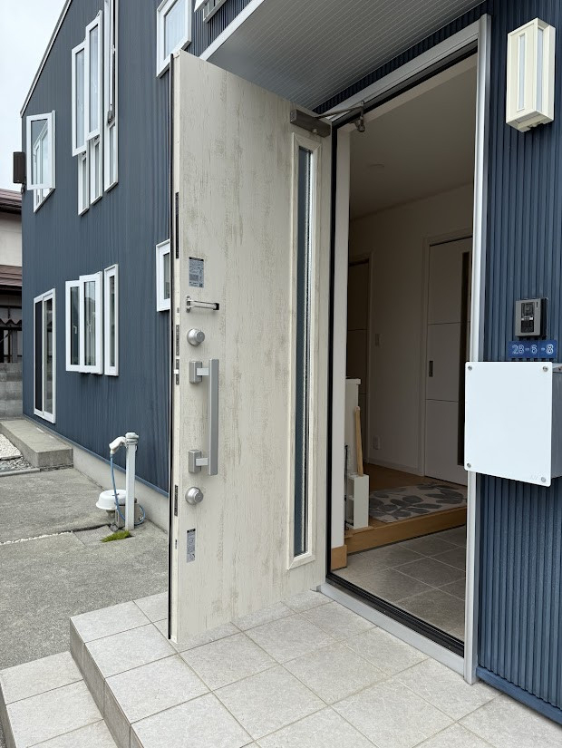 まどはちの玄関ドアリフォーム「リトビラ」の施工後の写真2