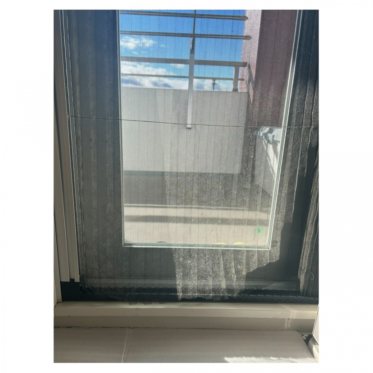 タケダアルミ建材のLIXILしまえるんですαの網戸本体交換の施工前の写真1