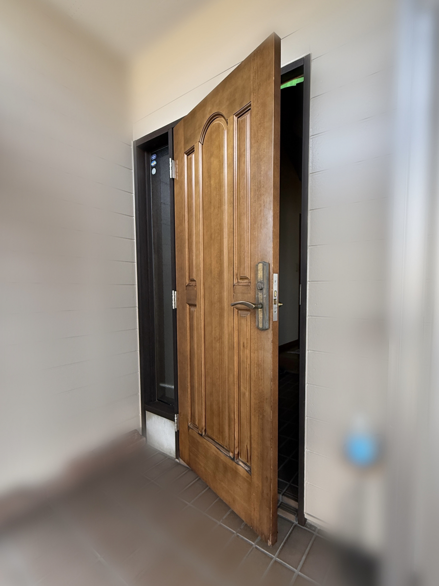 タケダアルミ建材の【玄関リシェント】断熱性能が向上したのはもちろんのこと、防犯性や機能性も改善✨玄関リフォーム🏠の施工前の写真2