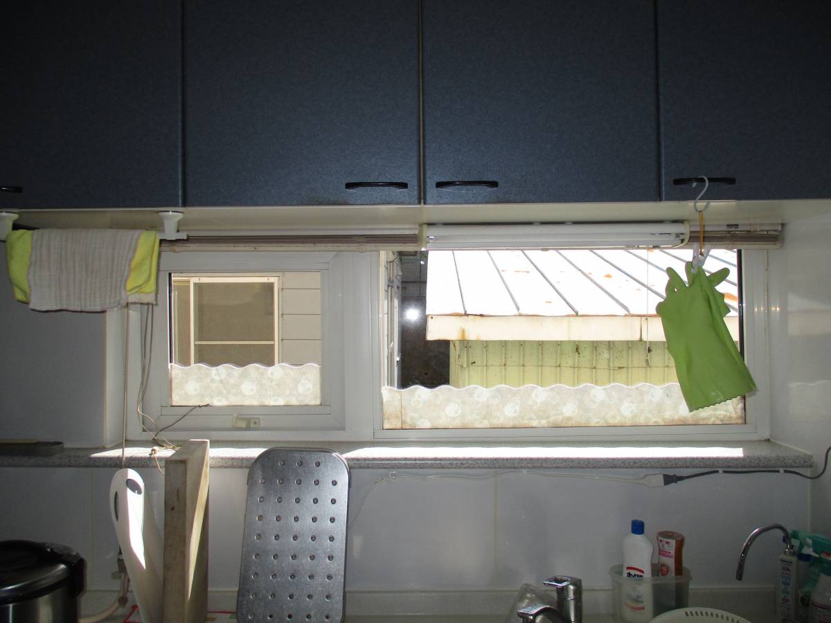 ミヤケ 帯広のキッチンのブラインドが結露で錆びるの施工前の写真1