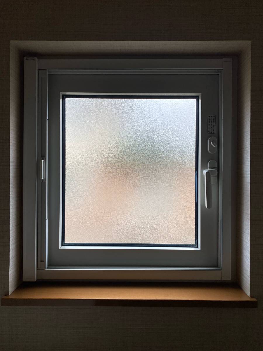ミヤケ 帯広の洗面脱衣の窓から隙間風・・の施工前の写真1