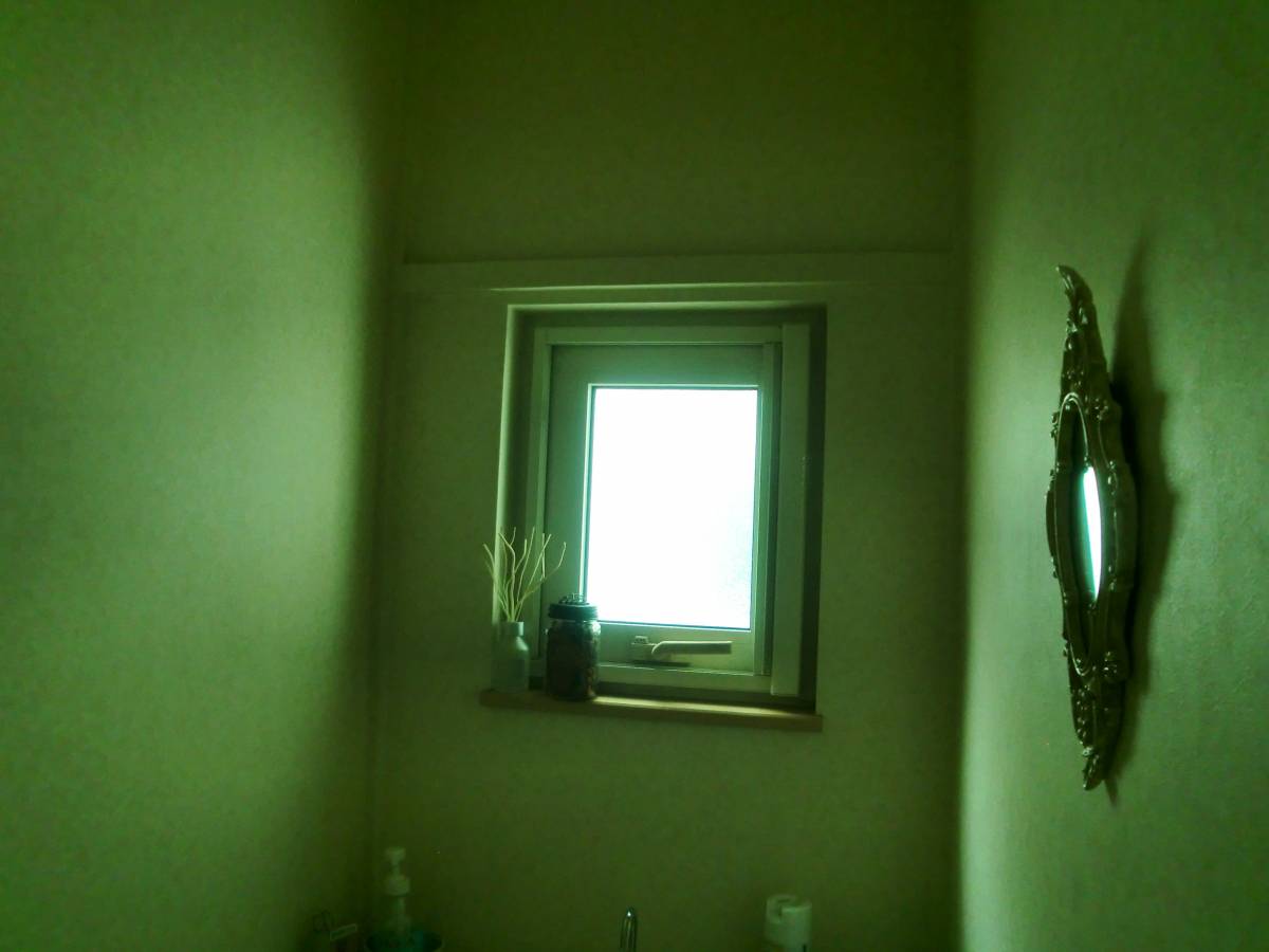 ミヤケ 帯広のトイレの窓にインプラスを取付しました。の施工前の写真1