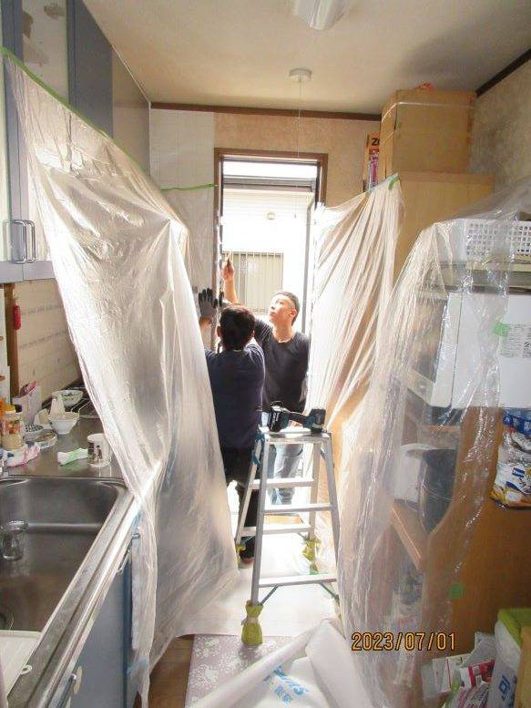 ナガオカ産業の【千葉県松戸市】勝手口ドアをカバー工法で交換しました。の施工前の写真2