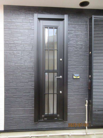 ナガオカ産業の【千葉県松戸市】勝手口ドアをカバー工法で交換しました。施工事例写真1