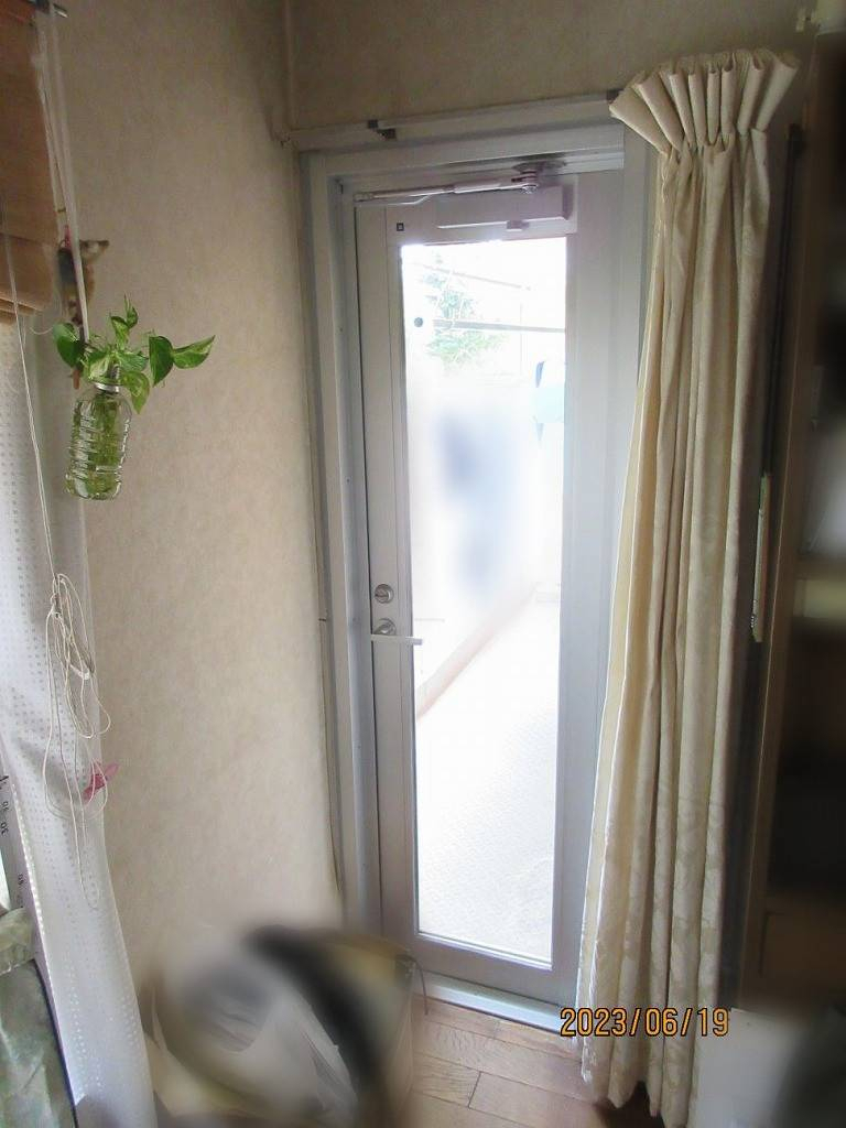 ナガオカ産業の【千葉県柏市】テラスドアに網戸を後付けしました。の施工前の写真1
