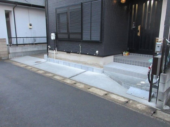 ナガオカ産業の【千葉県松戸市】駐車スペースを新設し、機能門柱（ポスト）を取付しました。施工事例写真1