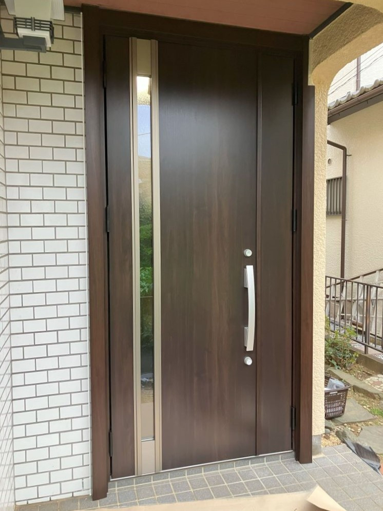 ナガオカ産業の【千葉県八千代市】木製玄関ドアを、防犯性の高い玄関ドアに交換しました。の施工後の写真1