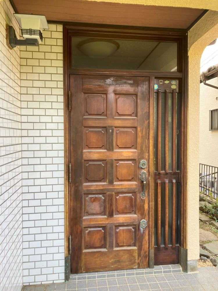 ナガオカ産業の【千葉県八千代市】木製玄関ドアを、防犯性の高い玄関ドアに交換しました。の施工前の写真1