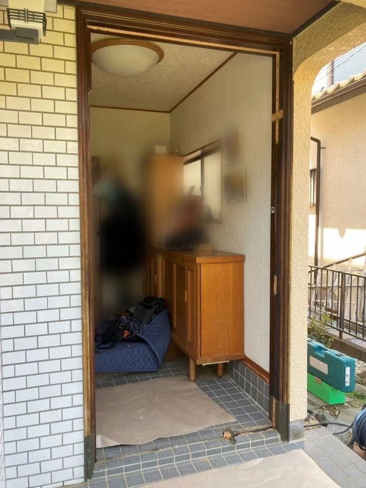 ナガオカ産業の【千葉県八千代市】木製玄関ドアを、防犯性の高い玄関ドアに交換しました。の施工前の写真2