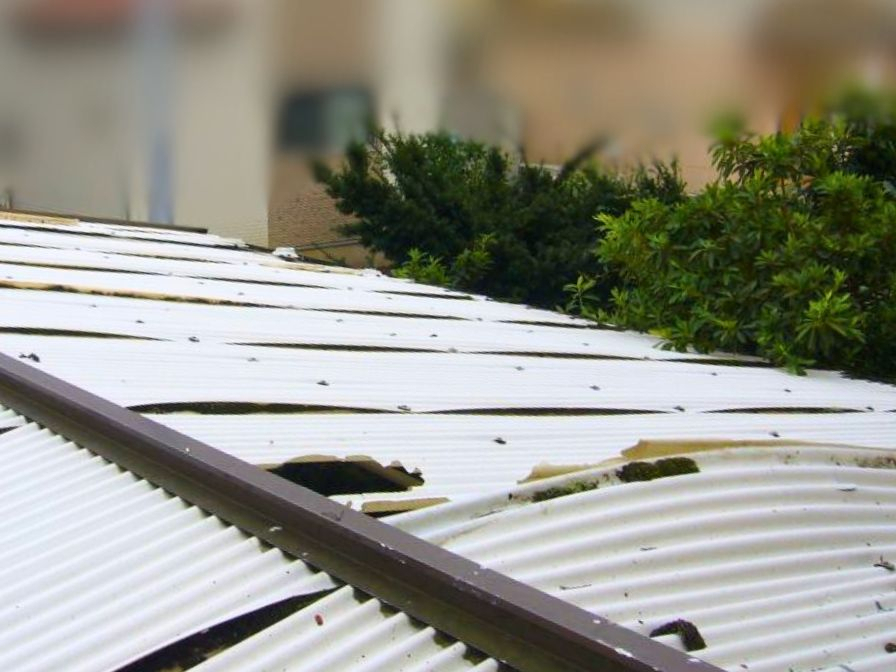 ナガオカ産業の【千葉県柏市】劣化したカーポート屋根材をポリカーボネートの波板に交換しましたの施工前の写真2