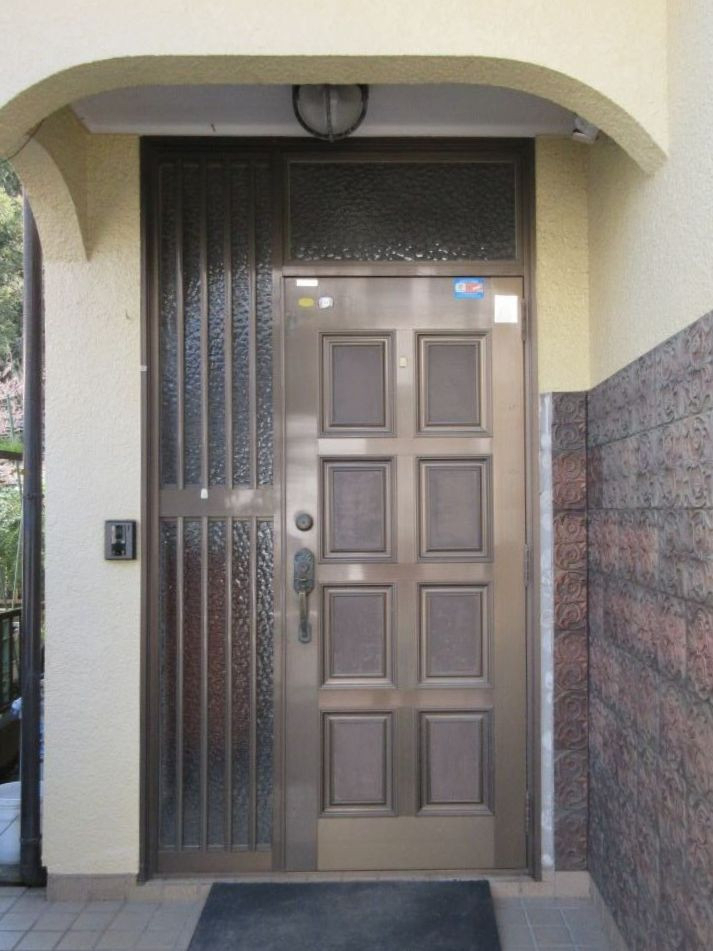 ナガオカ産業の【白井市】LIXILリシェント玄関ドアで古い玄関ドアを交換しました。の施工前の写真1