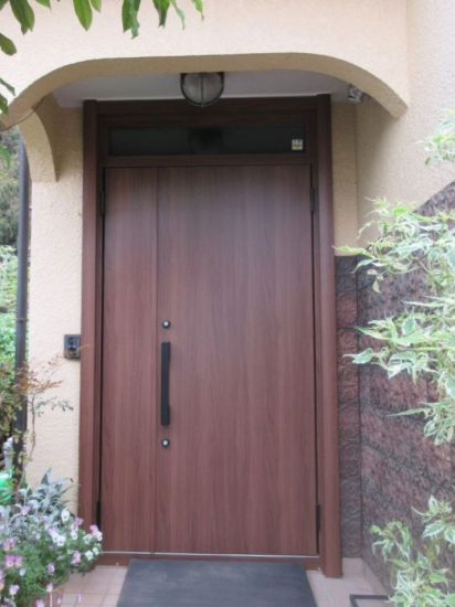 ナガオカ産業の【白井市】LIXILリシェント玄関ドアで古い玄関ドアを交換しました。施工事例写真1